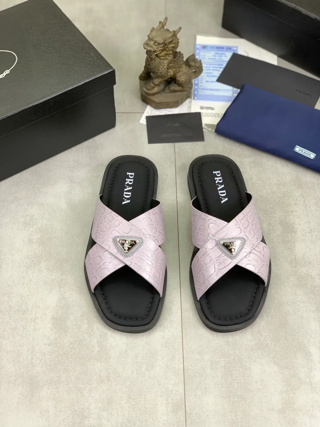 Men's shoes 💰P320💰【New style】🎁🎁🎁 PRADA Prada's new casual slippers, original official website 1:1, perfect workmanship, conveying a kind of noble luxury, sublimating its definition of luxury in Prada's high-end extraordinary craftsmanship. Original combination outsole, size: 39-46 colors 🉑️ to choose from